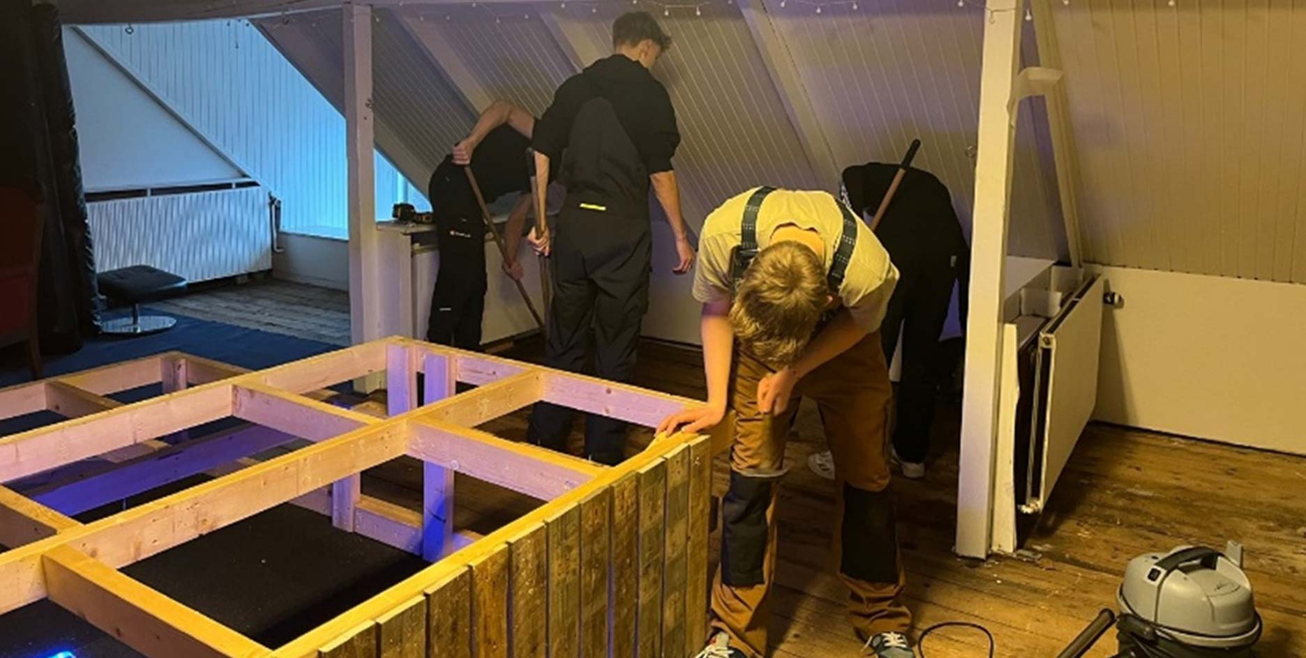 Eleverne fra workshoppen Møbler & Design arbejder med at renovere Sumpen